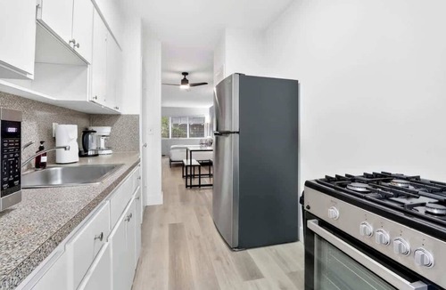 West Avenue Condo | Cozy Miami Beach Studio with 2 Queens + Work Space