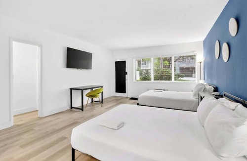 West Avenue Condo | Cozy Miami Beach Studio with 2 Queens + Work Space