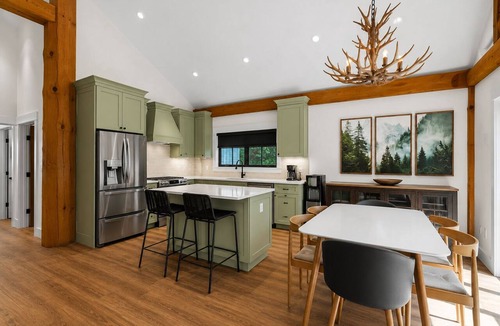 Sunshine Valley Cabin | Cozy Mountain Escape where rustic charm meets modern comfort!