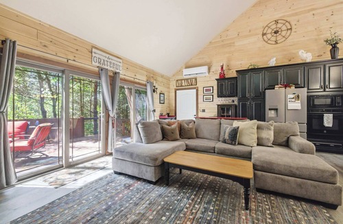 Littleton House | Cozy NH Log Home | Ski, Hike & Unwind