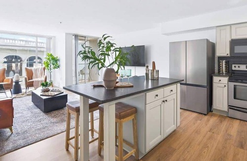 Ohio City Apartment | Cozy Ohio City Condo w/Balcony + Gym