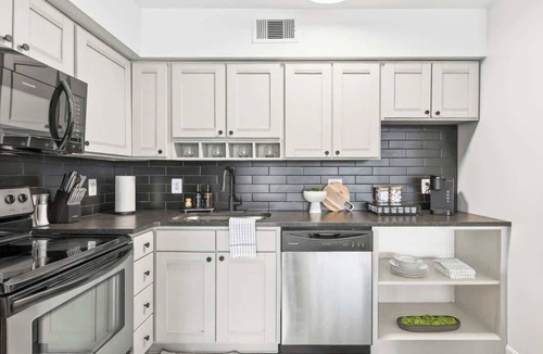 Ohio City Apartment | Cozy Ohio City Condo w/Balcony + Gym