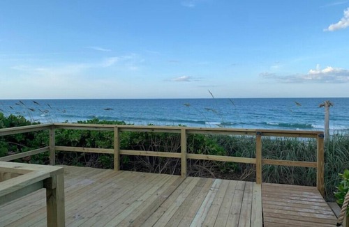 Melbourne Beach Apartment | Cozy One Bedroom Beachfront Apartment in Melbourne Beach Florida!