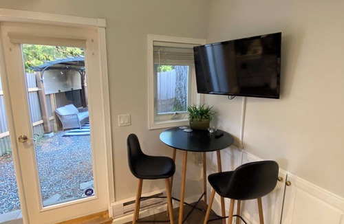 Lake Cowichan House | Cozy one Bedroom Loft with Private fenced Yard/5 mins from Lake!