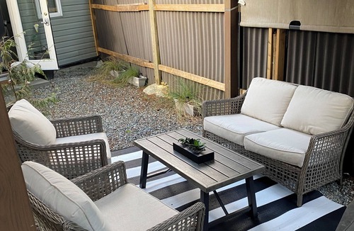 Lake Cowichan House | Cozy one Bedroom Loft with Private fenced Yard/5 mins from Lake!