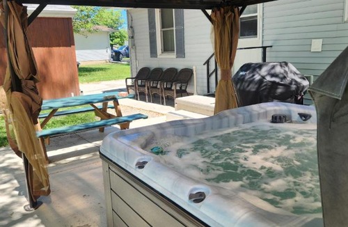 Almont House | Cozy Port Clinton Getaway with Hot Tub