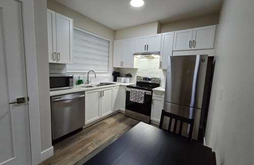 Abbotsford Apartment | Cozy private 1 Bed Suite near UFV, Abbotsford hospital, Airport, Shops & Hwy 1 !