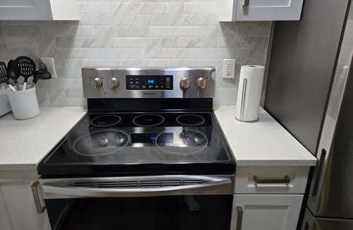 Abbotsford Apartment | Cozy private 1 Bed Suite near UFV, Abbotsford hospital, Airport, Shops & Hwy 1 !