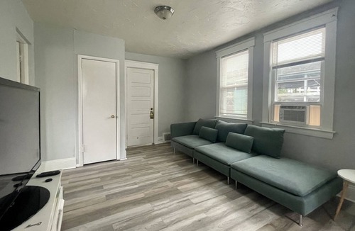 Little Italy House | Cozy Private Bedroom in Little Italy| Near CWRU + University Hospital