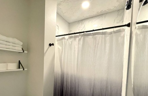 Little Italy House | Cozy Private Bedroom in Little Italy| Near CWRU + University Hospital