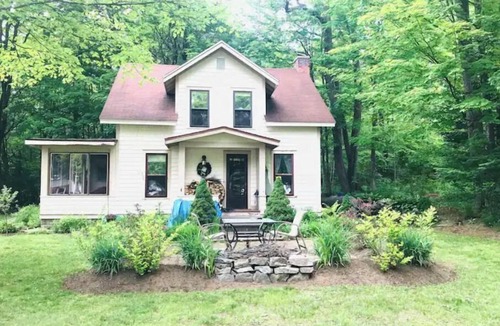 Warrensburg House | Cozy Private home