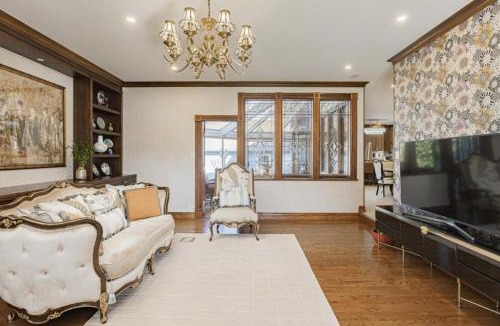Richmond Bed & Breakfast | Cozy Queen Room in Quiet Richmond Seafair Area