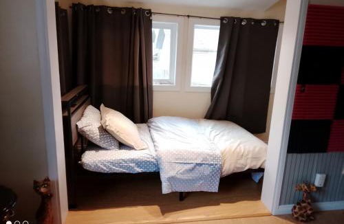 Red Deer House | Cozy Red Deer Suite for 3