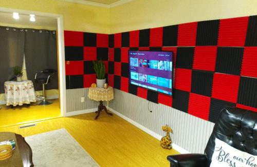Red Deer House | Cozy Red Deer Suite for 3