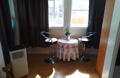 Red Deer House | Cozy Red Deer Suite for 3
