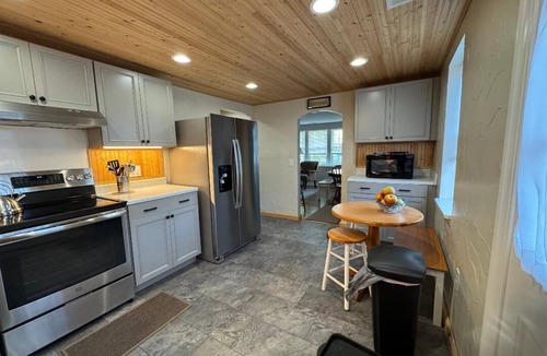 Seville House | Cozy Relaxing Getaway ~ Private Yard ~ Smart TV ~ Family Friendly