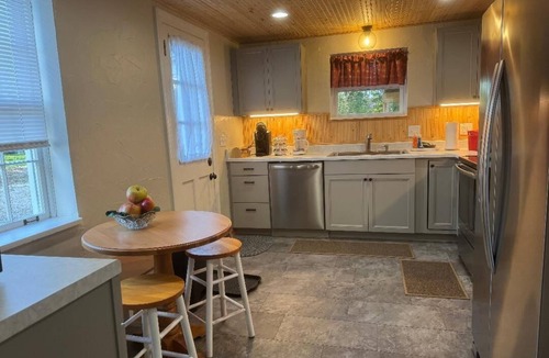Seville House | Cozy Relaxing Getaway ~ Private Yard ~ Smart TV ~ Family Friendly