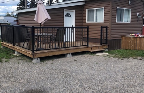 Hinton House | Cozy remodeled home. 1 min walk to all amenities. Pet friendly.