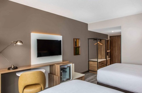 Dania Beach Hotel | Cozy Retreat Steps to the Beach | Outdoor Pool, Dining | Free Shuttle , Parking