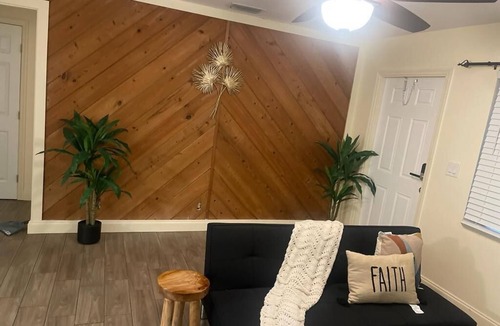 Greenacres House | Cozy, retreat w/outdoor bar. 10 mins from the beach. 12 mins from downtown