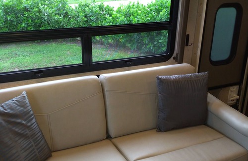 Juno Beach House | Cozy RV with AC and WiFi North Palm Beach - 1 mile to beach