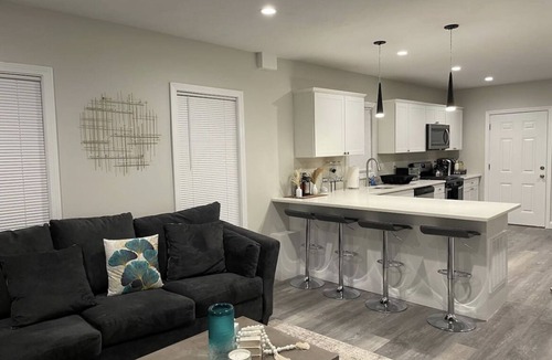 Quincy House | Cozy Short & Suite 4- Bedroom Stay- Minutes to City