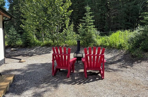 Hinton Cabin | Cozy single room bunk house style cabin with detached full washroom