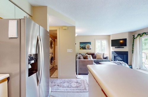 North Troy Condo | Cozy Ski-in/Ski-out condo w/balcony, mountain views, gas fireplace, w/d, wifi