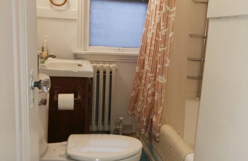Cleveland Heights Apartment | Cozy Stone Castle 12 Mins To CWRU/Cleveland Clinic