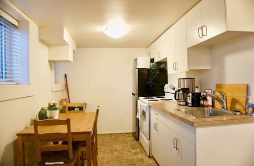 Moose Jaw Apartment | Cozy Studio, 4k Smart TV, Parking, Downtown, WiFi