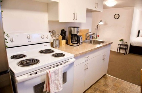 Moose Jaw Apartment | Cozy Studio, 4k Smart TV, Parking, Downtown, WiFi