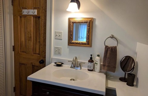 Old North End Apartment | Cozy studio apartment in downtown Burlington