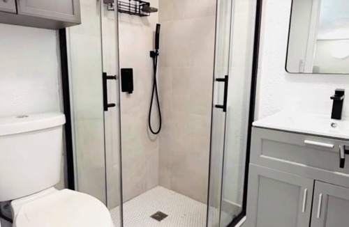 West Park Apartment | Cozy studio, centrally located, WiFi, free parking, pet friendly