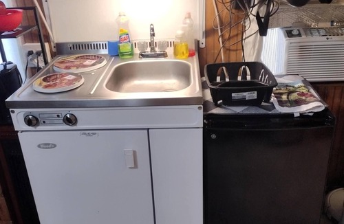 Albany Apartment | Cozy Studio with WiFi and AC in Rensselaer Close to Downtown Albany