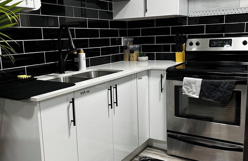 Southwest Edmonton Apartment | Cozy & Stylish 2 Bedroom Basement Apartment in SW Edmonton