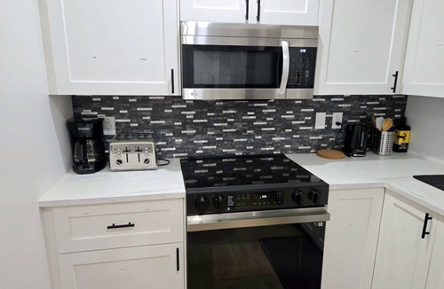 West Edmonton House | Cozy Suite - 2 Bedrooms *King Bed* - Equipped - Close to West Edmonton Mall