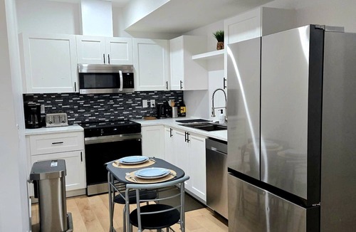 West Edmonton House | Cozy Suite - 2 Bedrooms *King Bed* - Equipped - Close to West Edmonton Mall