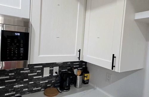 West Edmonton House | Cozy Suite - 2 Bedrooms *King Bed* - Equipped - Close to West Edmonton Mall