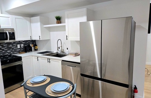 West Edmonton House | Cozy Suite - 2 Bedrooms *King Bed* - Equipped - Close to West Edmonton Mall