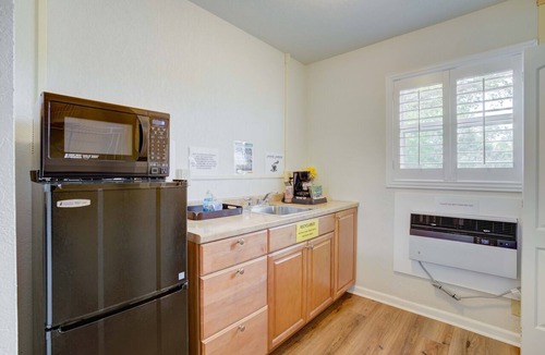 Tequesta Apartment | Cozy Suite- Kitchenette, Free Parking - Room 0