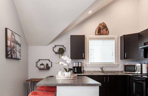 Langford House | Cozy Sunrise 1BR Suite