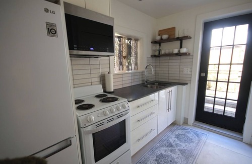 Upper Lonsdale Apartment | Cozy Two Bedroom Suite in Home