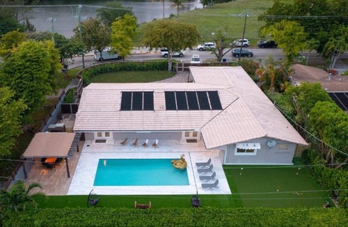 North Miami Beach Villa | Cozy Villa Grill Mini Golf Pool
