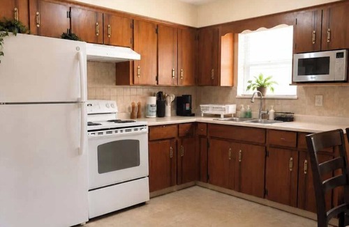 Fraserview House | Cozy Vintage Feel 3BR Suite in Quiet Neighbourhood