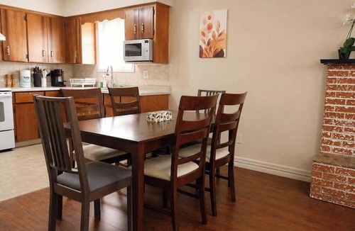Fraserview House | Cozy Vintage Feel 3BR Suite in Quiet Neighbourhood