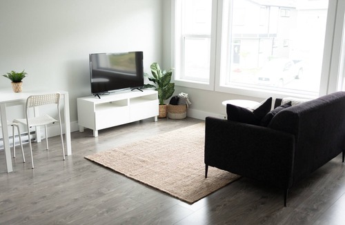 Langford House | Cozy west coast suite five minutes from the beach