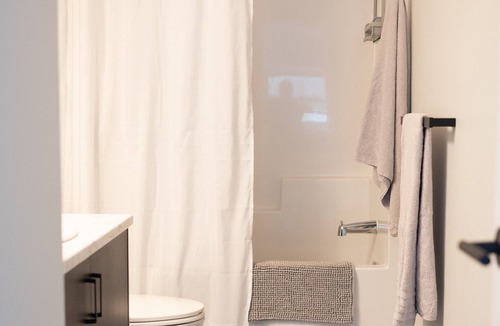Langford House | Cozy west coast suite five minutes from the beach