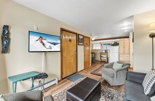 Wildernest Condo | Cozy Wildernest Retreat w/Mountain Views + Pool & Hot Tub