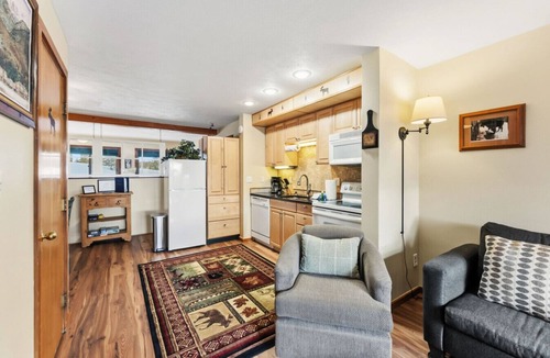 Wildernest Condo | Cozy Wildernest Retreat w/Mountain Views + Pool & Hot Tub