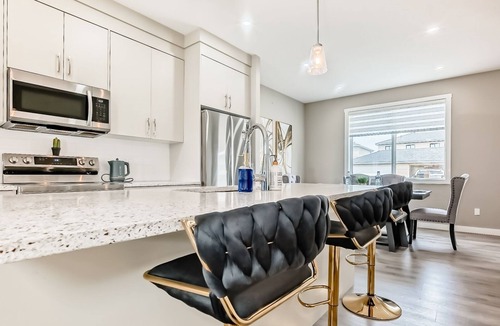 Calgary House | Cozyhub Vacation Rental with AC-YYC, Calgary Airport/Free Parking/Near Parks